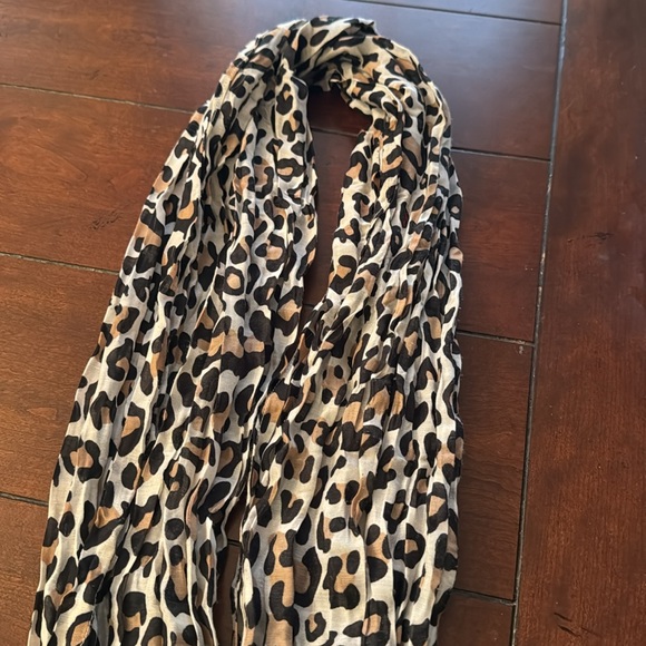 Cheetah scarf - Picture 2 of 2